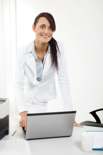 Smiling woman working at laptop — Stock Photo, Image