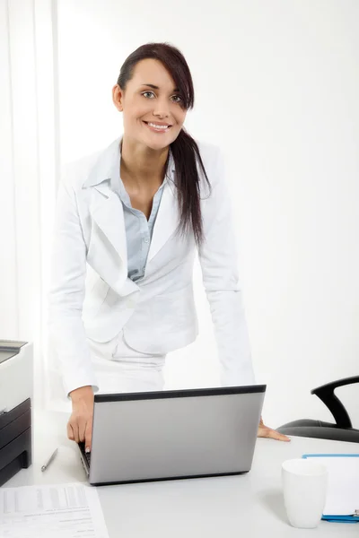 Mujer sonriente trabajando en el portátil — Foto de Stock