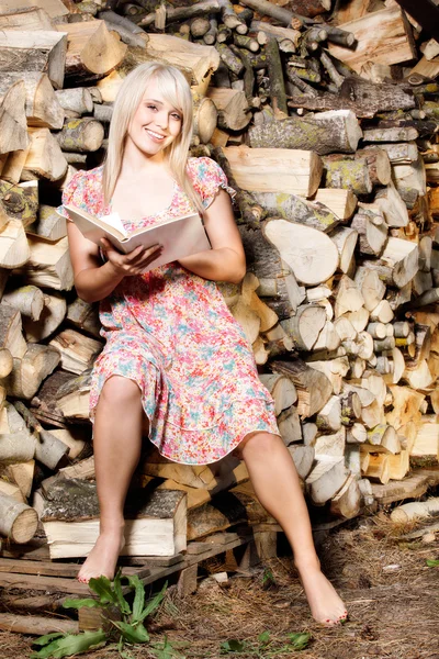 Prachtig land meisje het lezen van een boek — Stockfoto