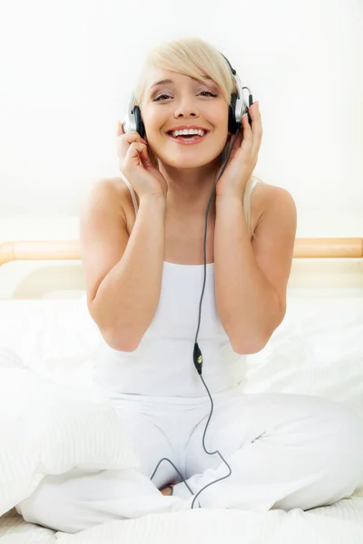 Mujer joven escuchando la música — Foto de Stock