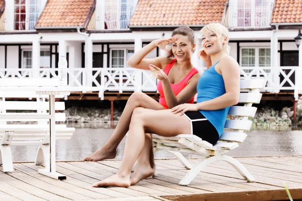 Two beautiful female friends resting on bench — Stock Photo, Image