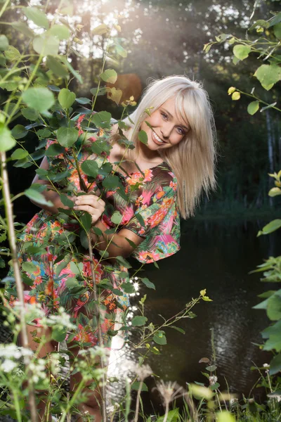 Jeunes belles femmes dans les plantes — Photo