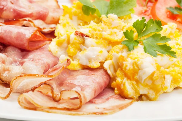 Scrambled eggs with bacon — Stock Photo, Image