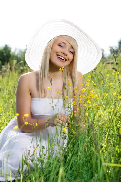 Schöne Frau im Gras — Stockfoto