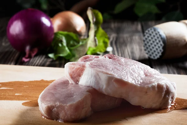 Ruwe pork chop op hakken bestuur — Stockfoto