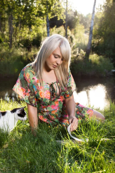 植物の若い美しい女性 — ストック写真