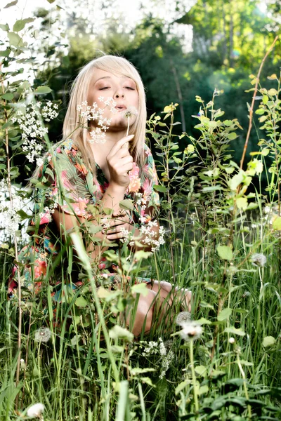 Jeunes belles femmes dans les plantes — Photo