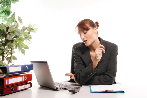 Femme d'affaires dans le bureau — Photo