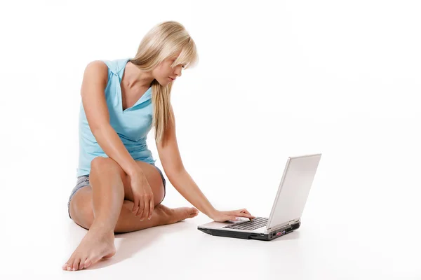 Jeune fille travaillant avec ordinateur portable — Photo