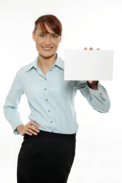 Mujer sonriente sosteniendo tarjeta de visita en blanco — Foto de Stock