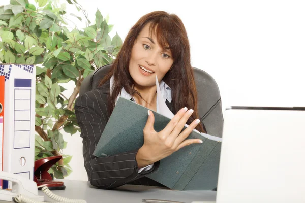 Junge Frau ist schockiert von dem, was sie in dem Dokument sieht — Stockfoto