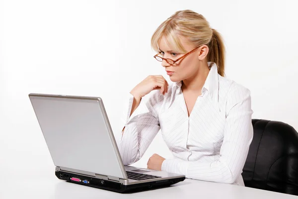 Mujer trabajando con portátil — Foto de Stock