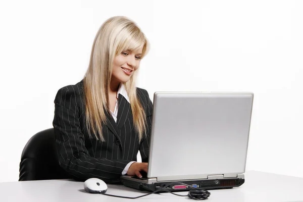 Belle jeune femme travaillant avec ordinateur portable — Photo