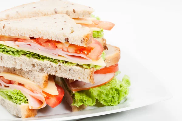 Jambonlu ve peynirli sandviç plaka üzerinde — Stok fotoğraf