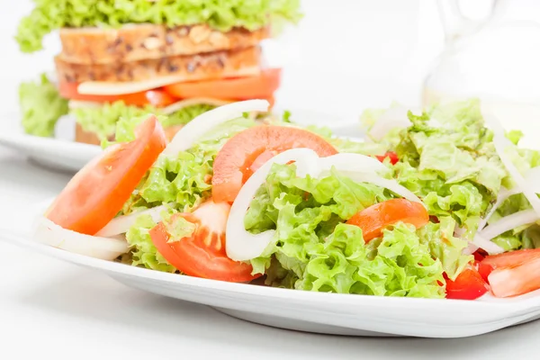 Salada e sanduíches. Foco seletivo — Fotografia de Stock