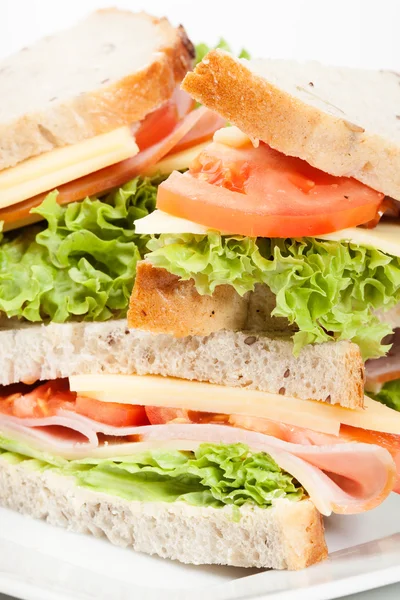 Сэндвичи с ветчиной и сыром на тарелке — стоковое фото