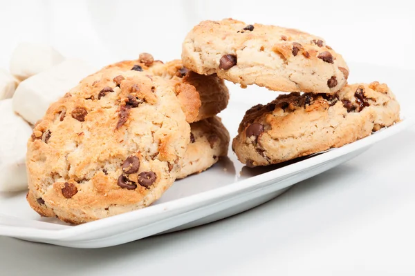 Chocolate chip cookies and chocolate candy on plate — Stock Photo, Image