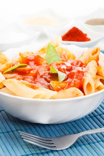 Pasta met tomatensaus. selectieve aandacht — Stockfoto