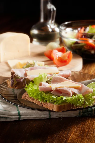 Sandwiches con queso, jamón y lechuga — Foto de Stock