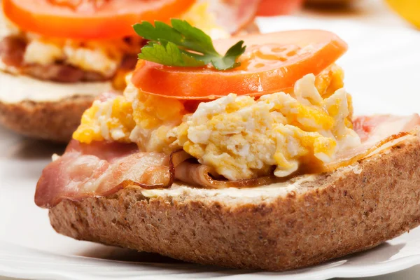 Sanduíche com ovos mexidos e bacon — Fotografia de Stock