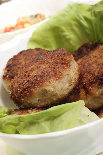 Boulettes de viande et laitue — Photo