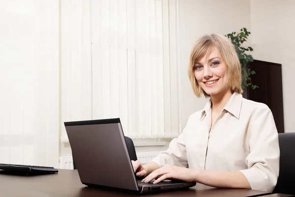 Молодая женщина, работающая с компьютером — стоковое фото