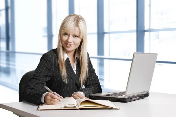 Jonge vrouw die werkt met de computer — Stockfoto