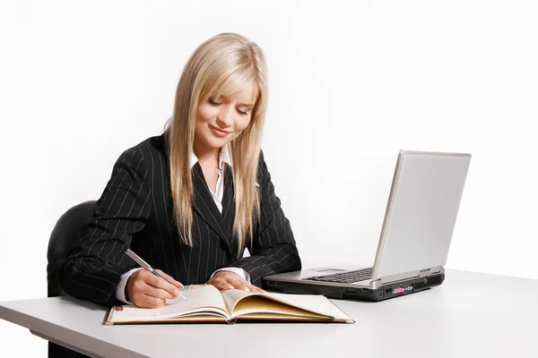 Giovane donna che lavora con il computer — Foto Stock