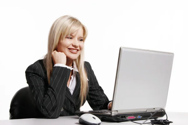 Jonge vrouw die werkt met de computer — Stockfoto