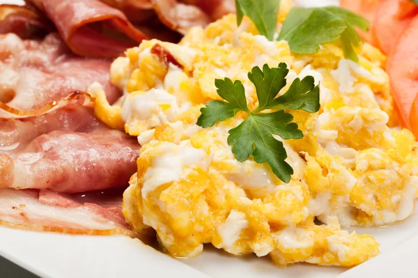 Closeup of scrambled eggs with bacon. — Stock Photo, Image