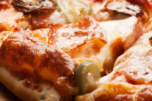 Penutup pizza dengan ham, keju dan jamur — Stok Foto