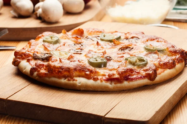 Pizza mit Käse, Schinken und Pilzen — Stockfoto