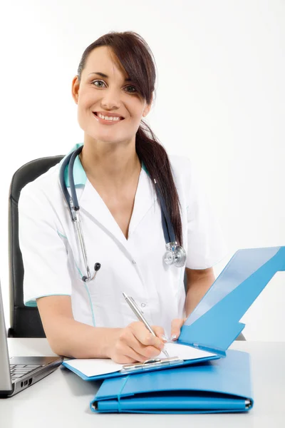 Giovane medico femminile su sfondo bianco — Foto Stock