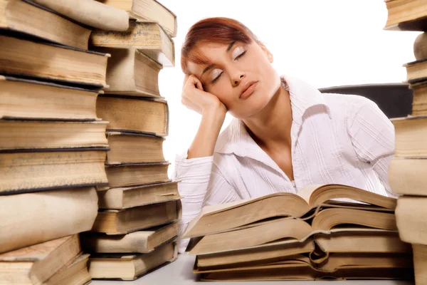 Hermosa joven con pila de libros sobre fondo blanco — Foto de Stock