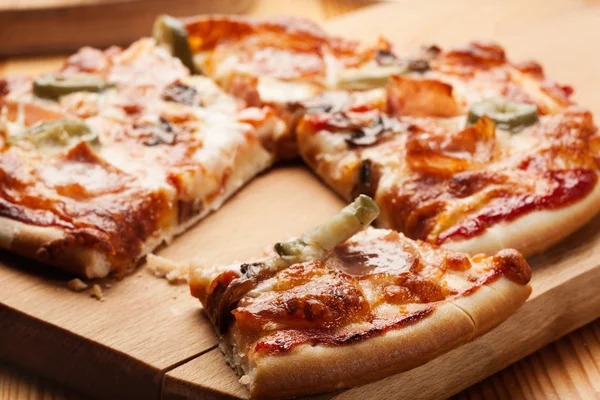 Pizza dengan keju, ham dan jamur — Stok Foto