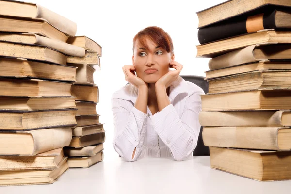 Schöne junge Frau mit einem Stapel Bücher auf weißem Hintergrund — Stockfoto