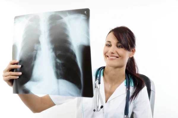 Médecin féminin examinant une image radiographique — Photo