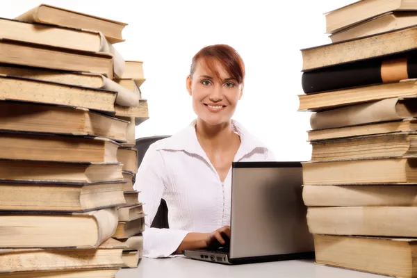 Hermosa joven con pila de libros sobre fondo blanco — Foto de Stock