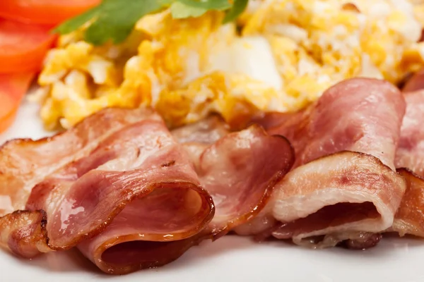 Closeup of scrambled eggs with bacon — Stock Photo, Image