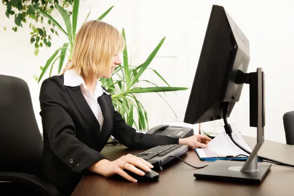 Vrouw die werkt met de computer in het kantoor — Stockfoto