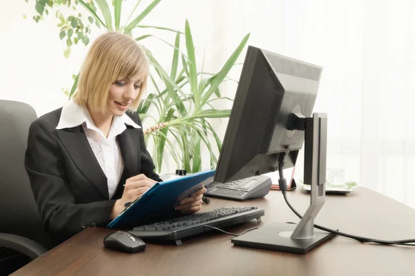 Mujer joven que trabaja con computadora — Foto de Stock