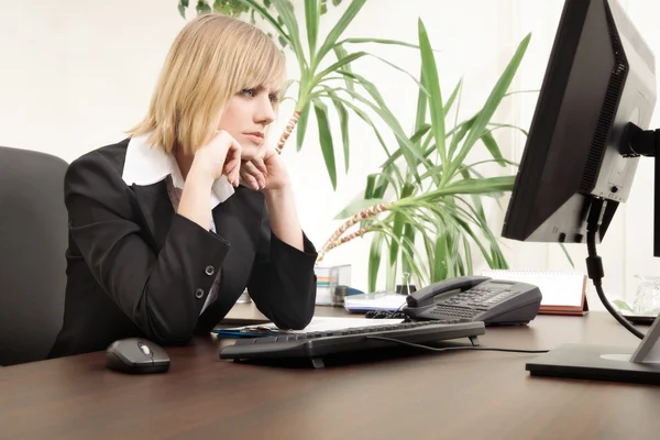 Bezorgd zakenvrouw werken met computer — Stockfoto