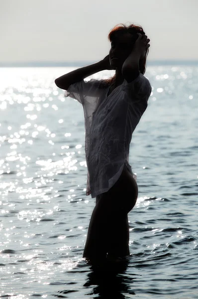 Jeune femme relaxante sur la plage — Photo