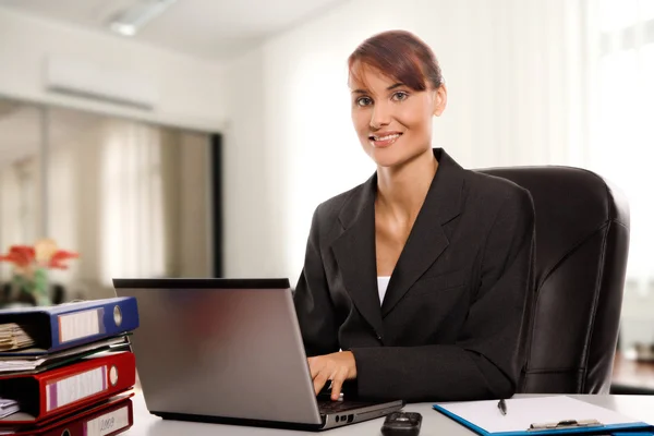 Femme d'affaires dans le bureau — Photo