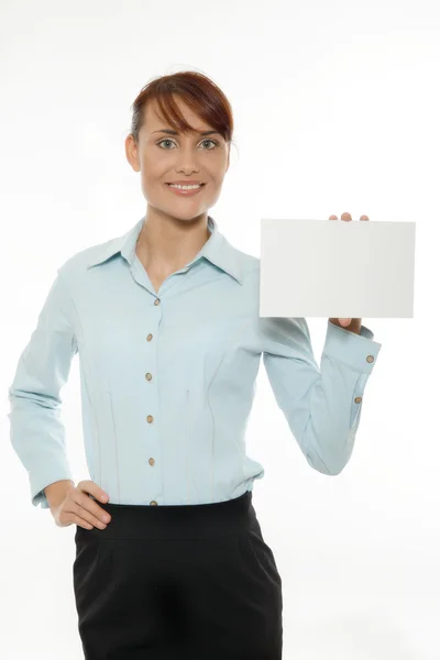 Mujer sonriente sosteniendo tarjeta de visita en blanco — Foto de Stock