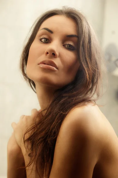 Portrait de jeune femme dans une salle de bain — Photo