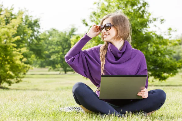 Jeune femme utilisant un ordinateur portable — Photo