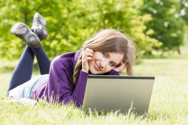 Giovane donna utilizzando il computer portatile — Foto Stock