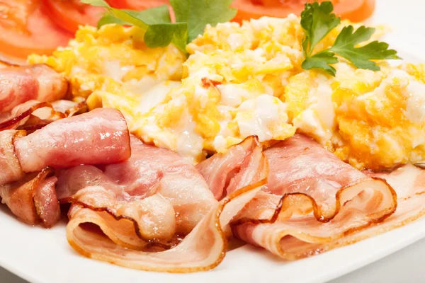 Closeup of scrambled eggs with bacon — Stock Photo, Image