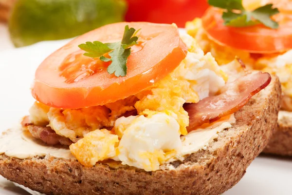 Sandwich con huevos revueltos y tocino — Foto de Stock